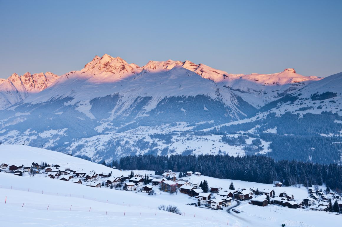 Zimní ráno nad Brigels a Obersaxenem